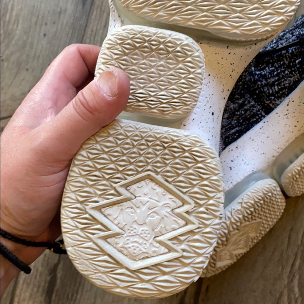 Nike Black and White Women's Sneakers - Picture 11 of 13